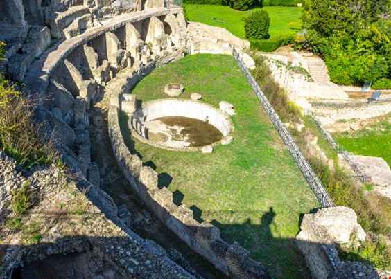 La leggenda dell'ingresso agli inferi attraverso le terme di Baia