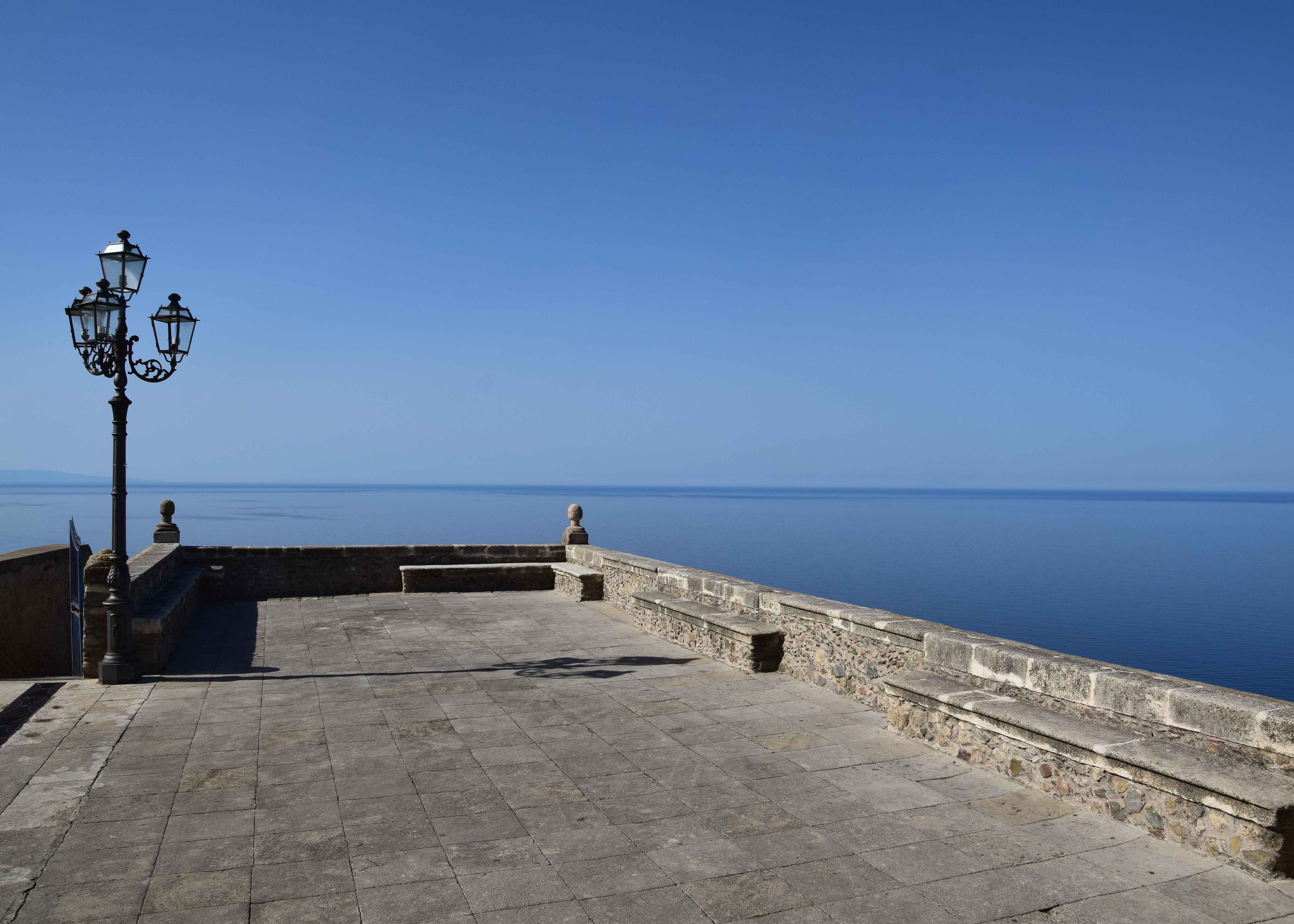 Largo Torretta e La ragazza del surf